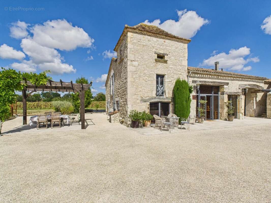 Superbe Ferme Restaurée avec Logements Flexibles, Piscine et Dépendances - photo 19