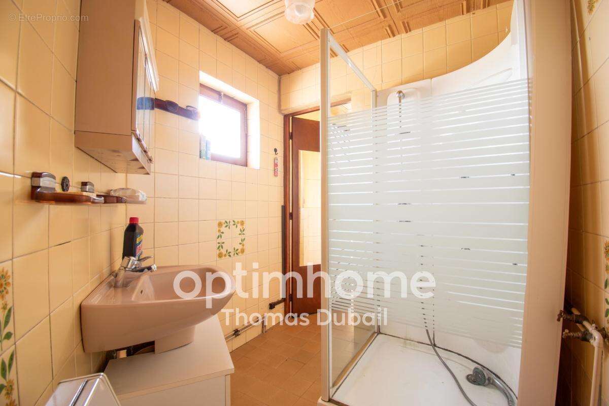 Maison divisée en deux logements avec garage et jardin - photo 8