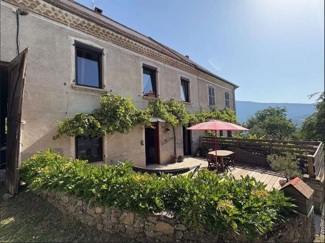 Maison à SAINT-MARTIN-DE-LA-CLUZE