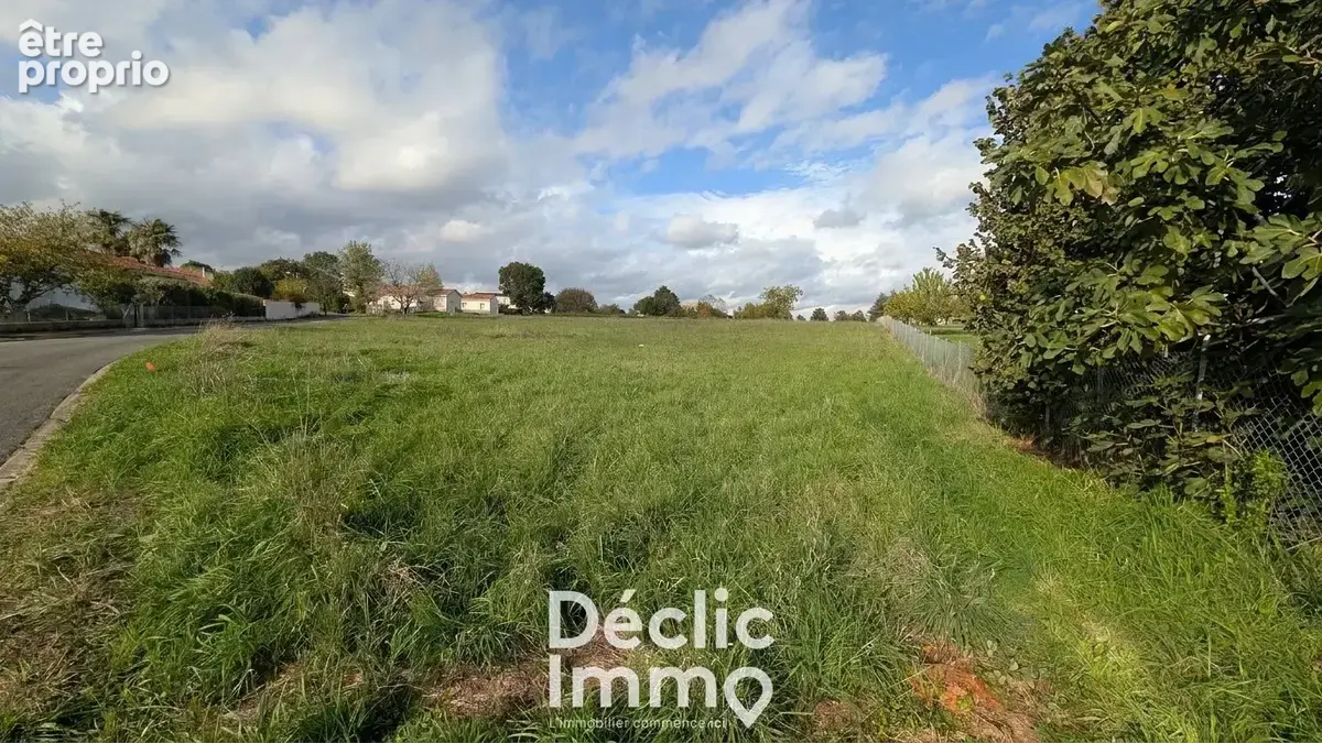Terrain constructible 700m² Linars - photo 1