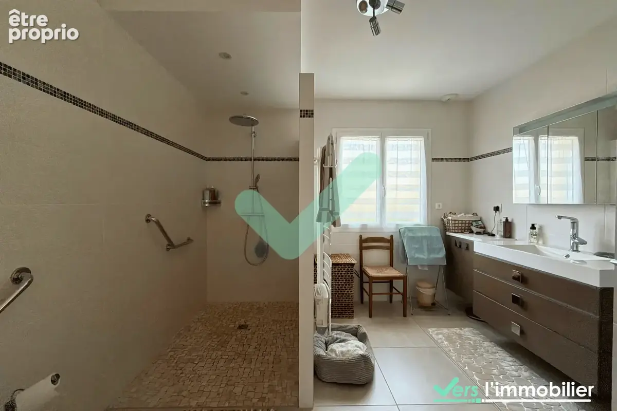 Belle maison contemporaine de 194 m2 de 2015 avec 4 chambres, sous sol et garages - photo 16