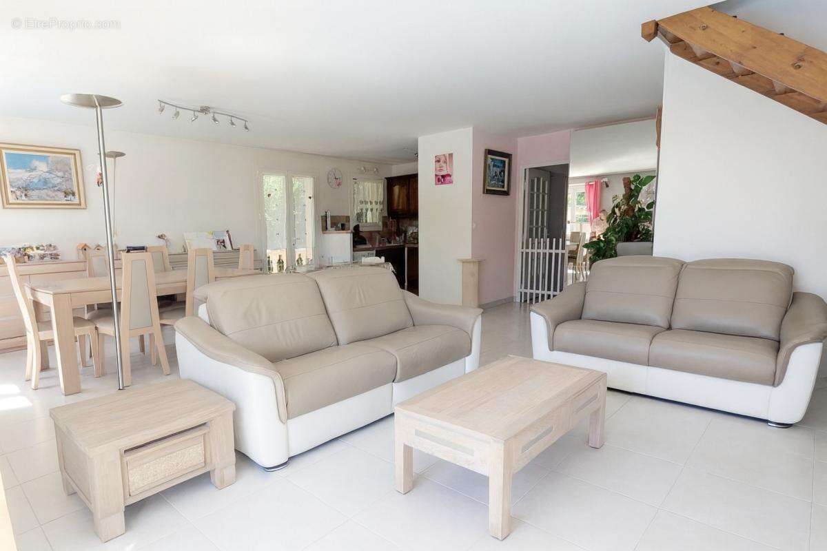 EYGUIÈRES (13)  Belle maison familiale de 165 m² avec piscine, 5 chambres, proche du centre village - photo 8