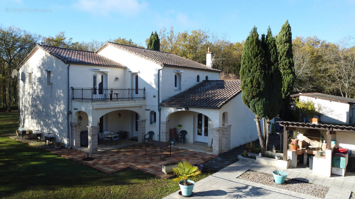 Maison à MONTAIGU-DE-QUERCY