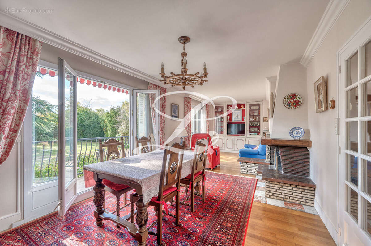 Maison à LE MESNIL-LE-ROI