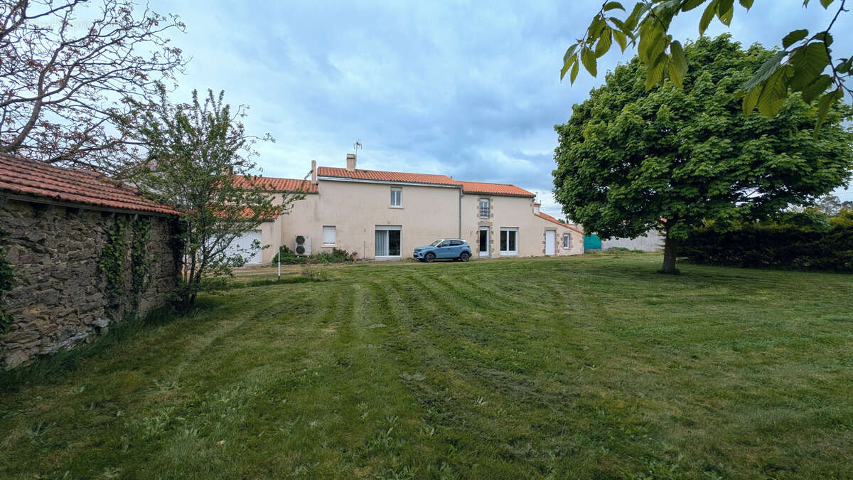 Maison à LES LANDES-GENUSSON