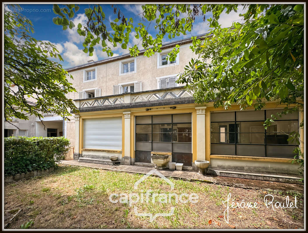 Hyper centre Neuville-de-Poitou – Maison de caractère 305 m² – Jardin, garages et fort potentiel - photo 2