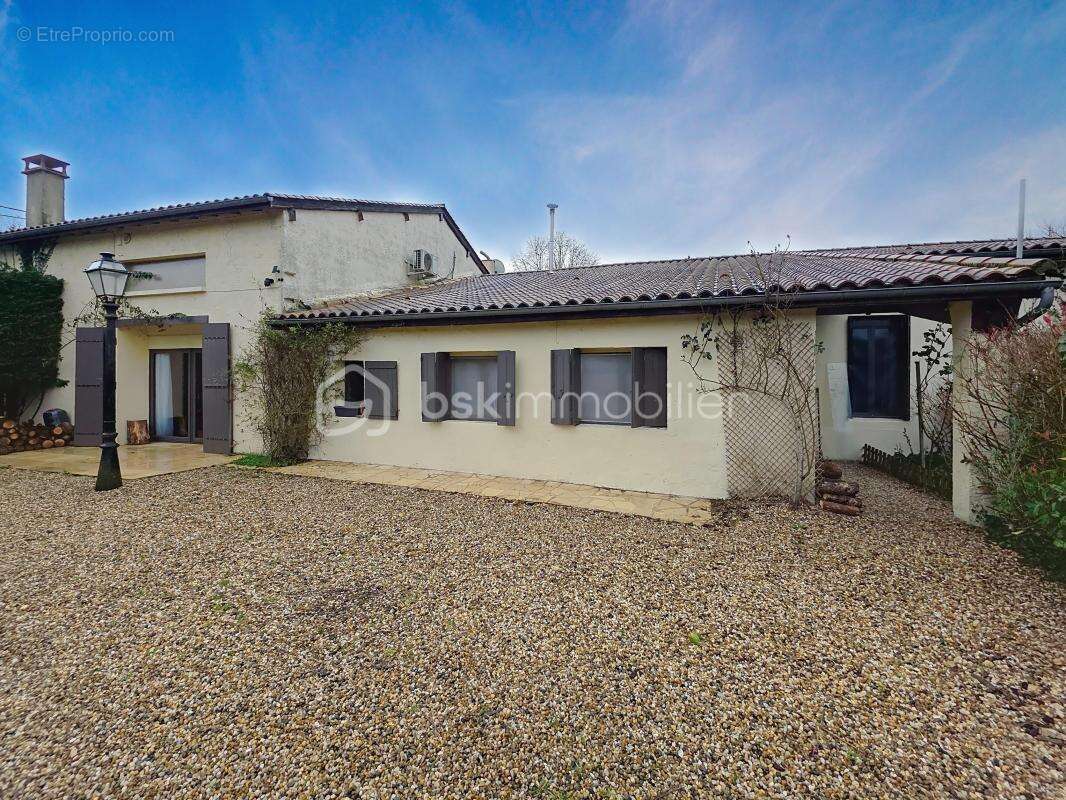 Propriete + 2 studios loués 1 100€/mois – piscine – terrain clôturé arboré 2 200m² – - photo 3