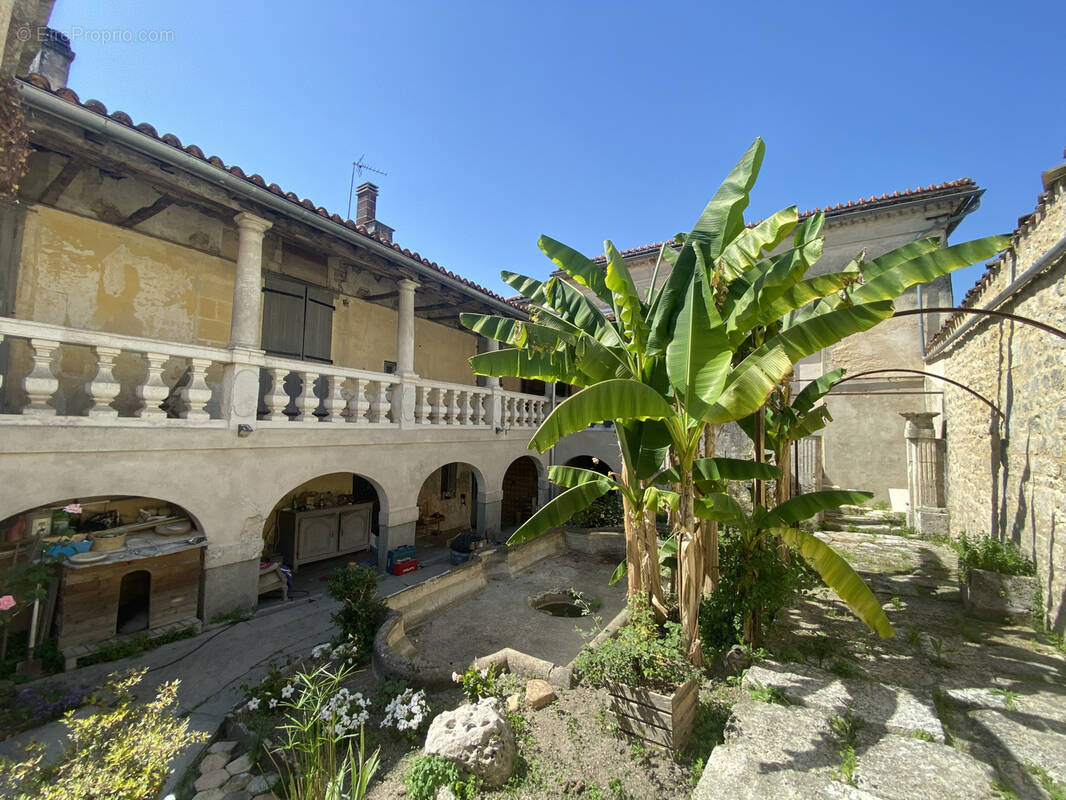 Maison à ROULLET-SAINT-ESTEPHE