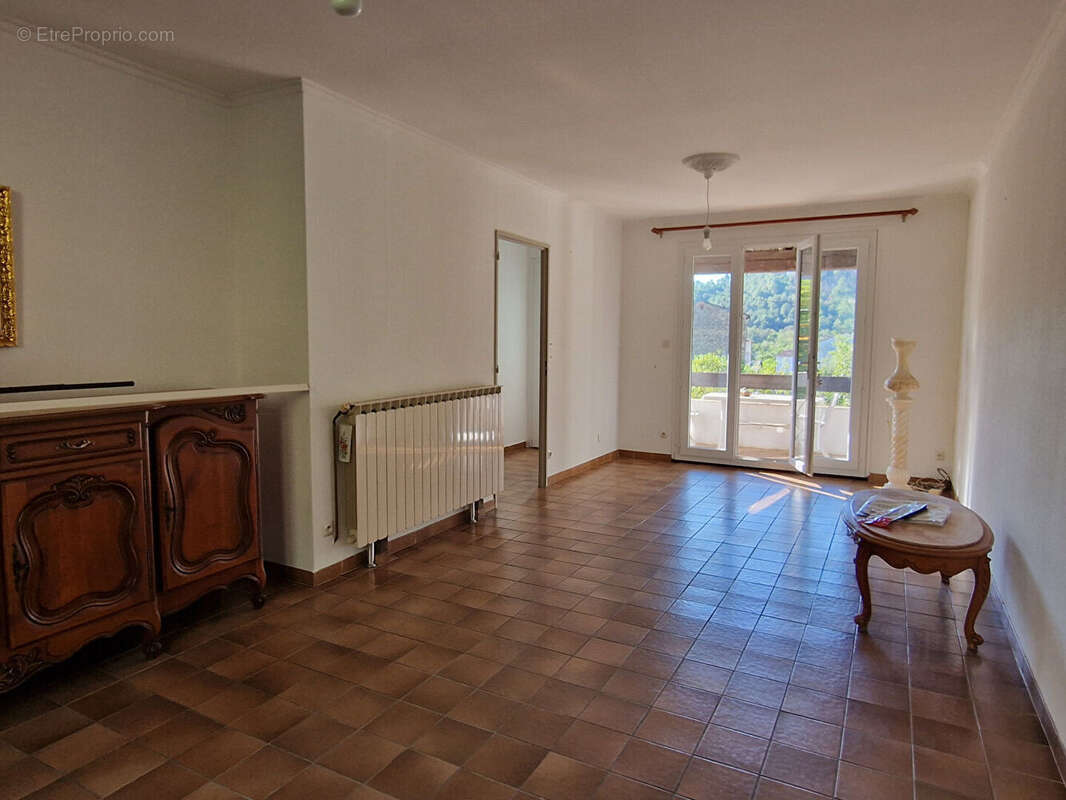 Maison sur deux niveaux avec terrain de 1 500 m² et garages - photo 5