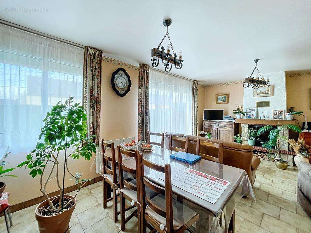 Maison à MOGNEVILLE