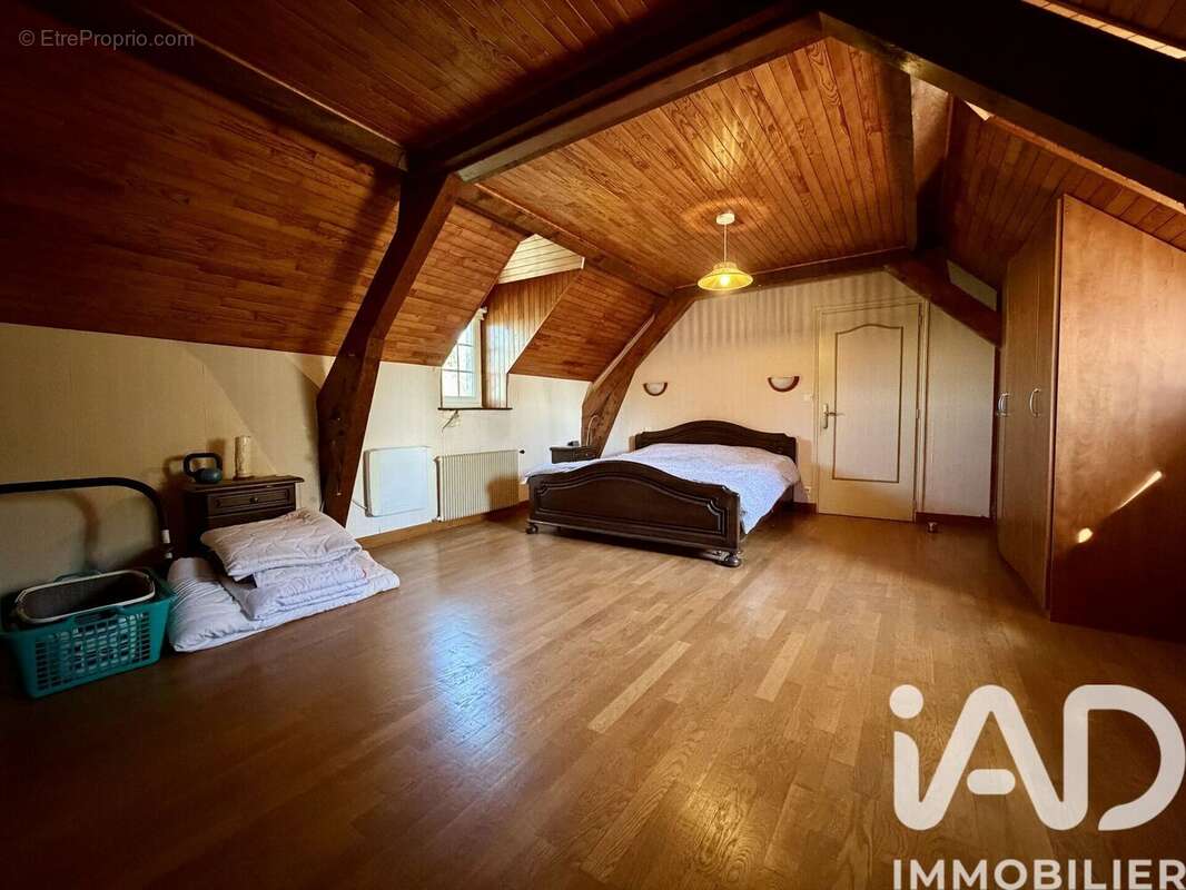 Maison 249 m² à Saint-Ambreuil  - photo 5
