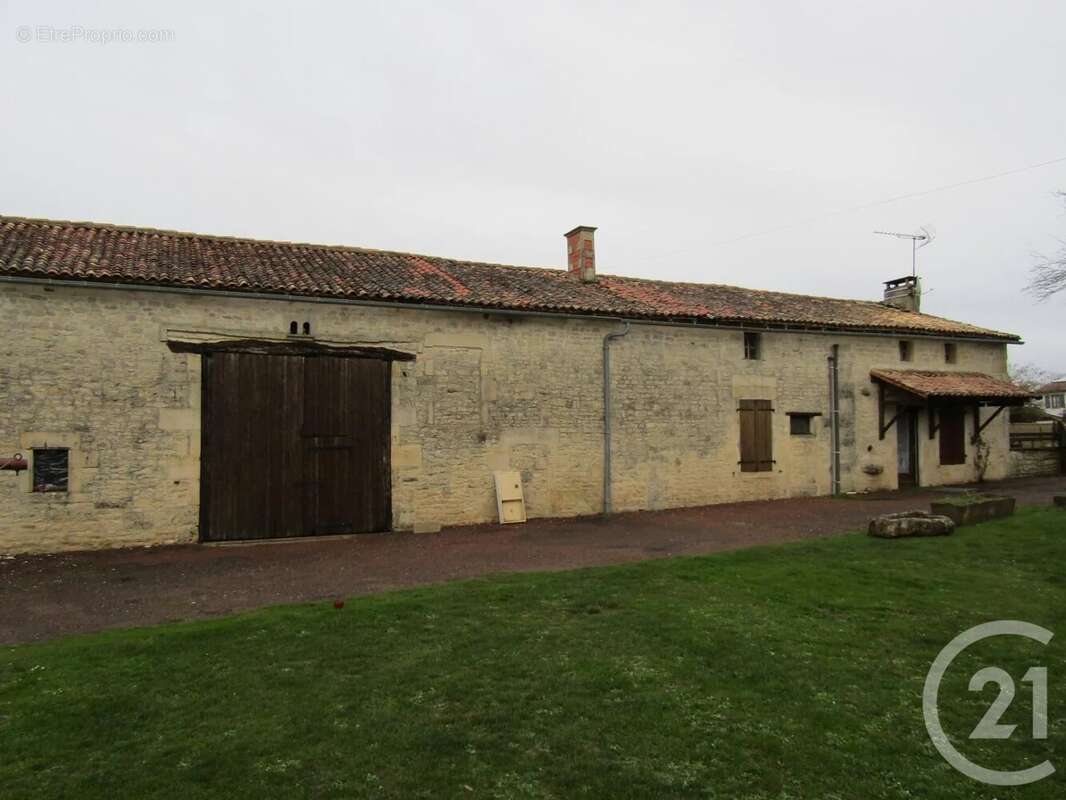 Maison à PIOUSSAY