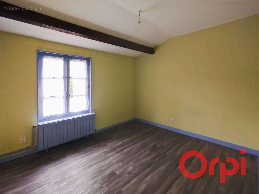 Maison à AINAY-LE-CHATEAU