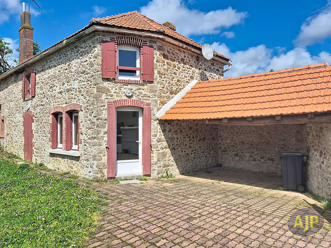 Maison à LA CHAIZE-LE-VICOMTE