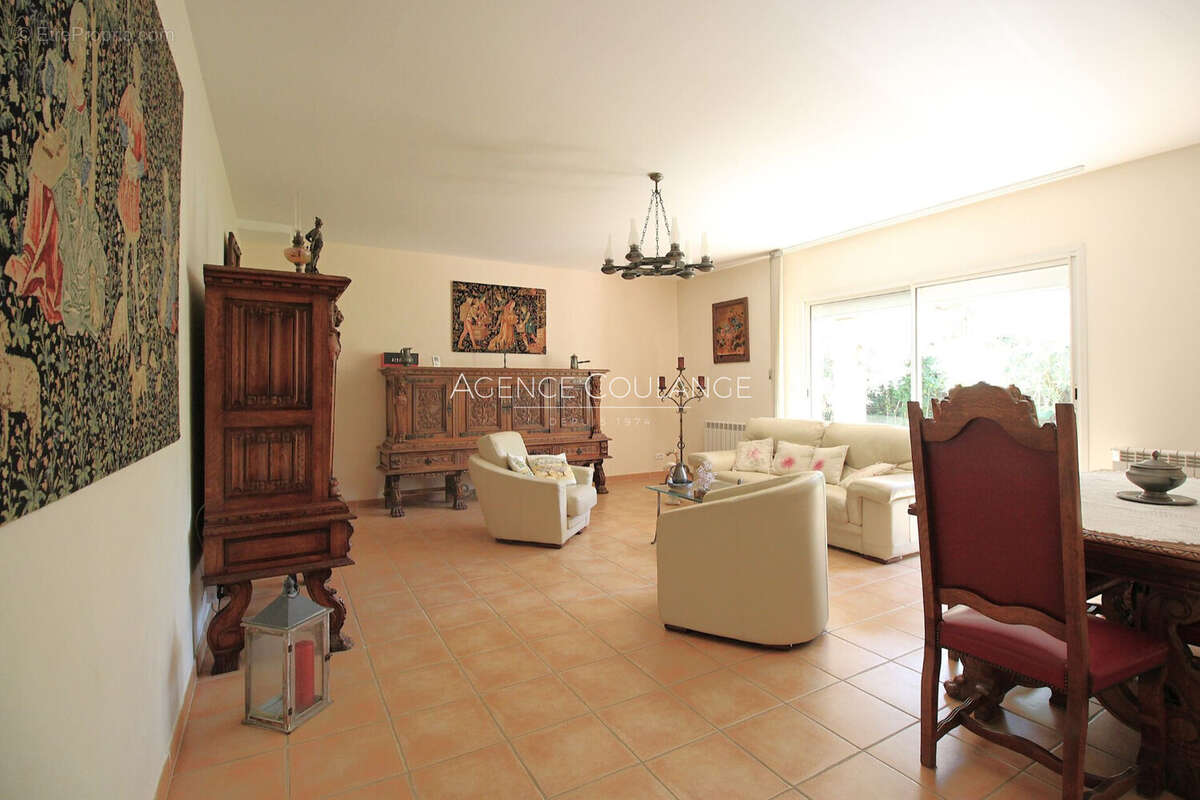 Maison à SAINT-CYR-SUR-MER