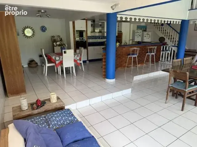 Villa 310 m² divisée en deux appartements Piscine et vue dégagée — Terrain de 1 076 m² - photo 5