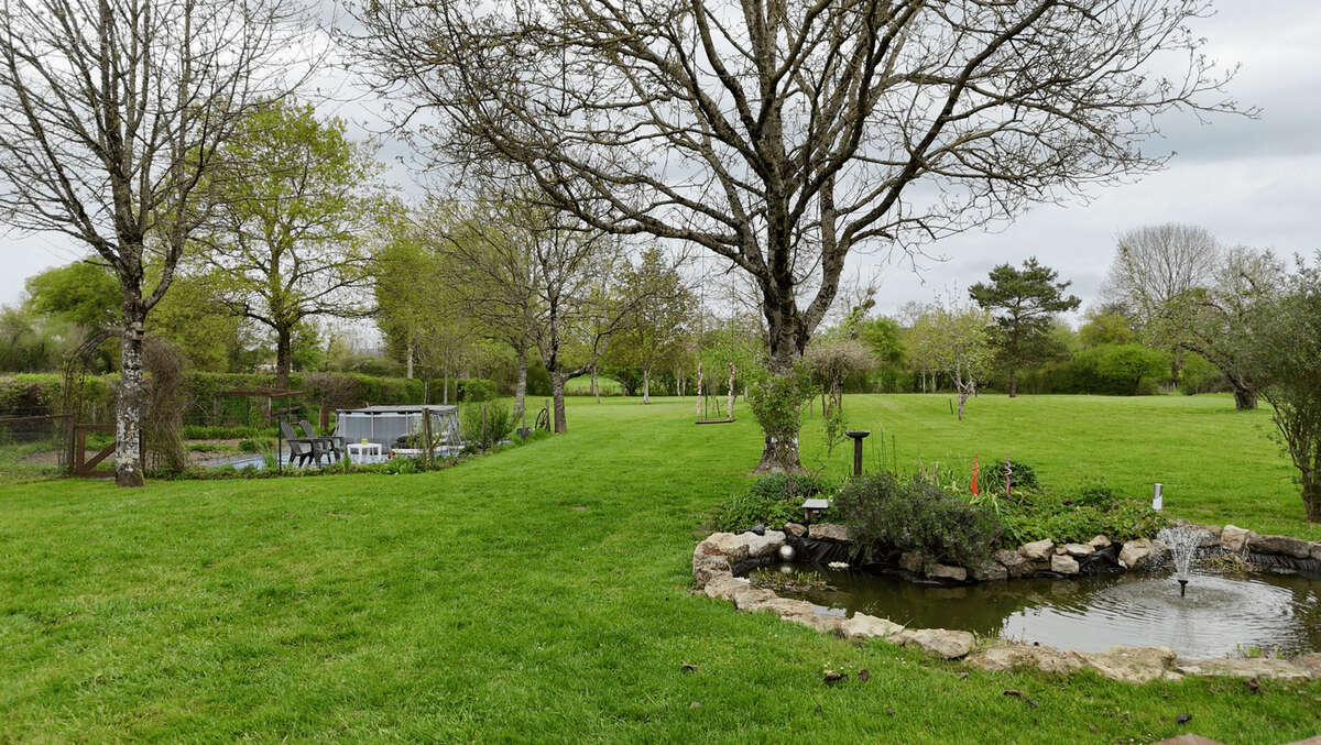 Propriété avec deux maisons et un gîte sur 7000m2 de jardin - photo 3