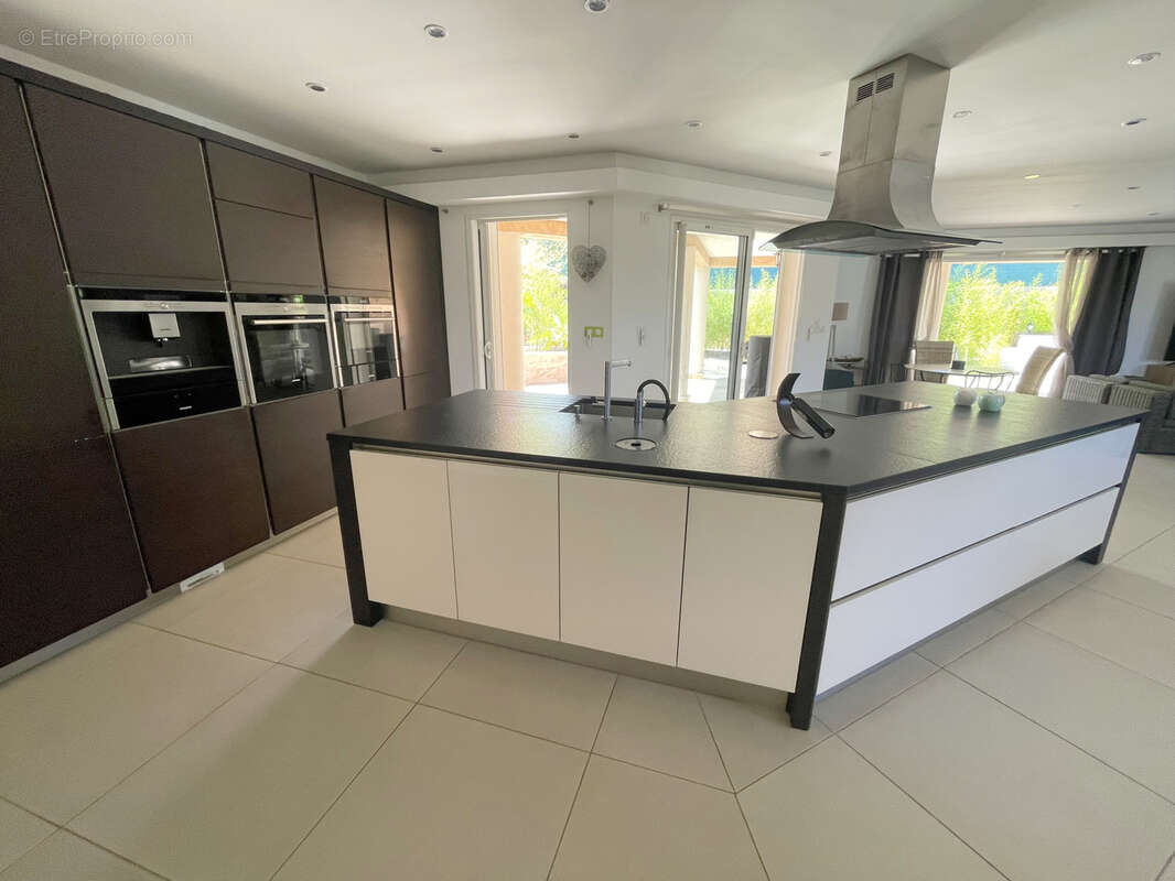 Villa contemporaine de plain pied de 130 m2 avec 3 chambres piscine garage 1000m2 de terrain - photo 6
