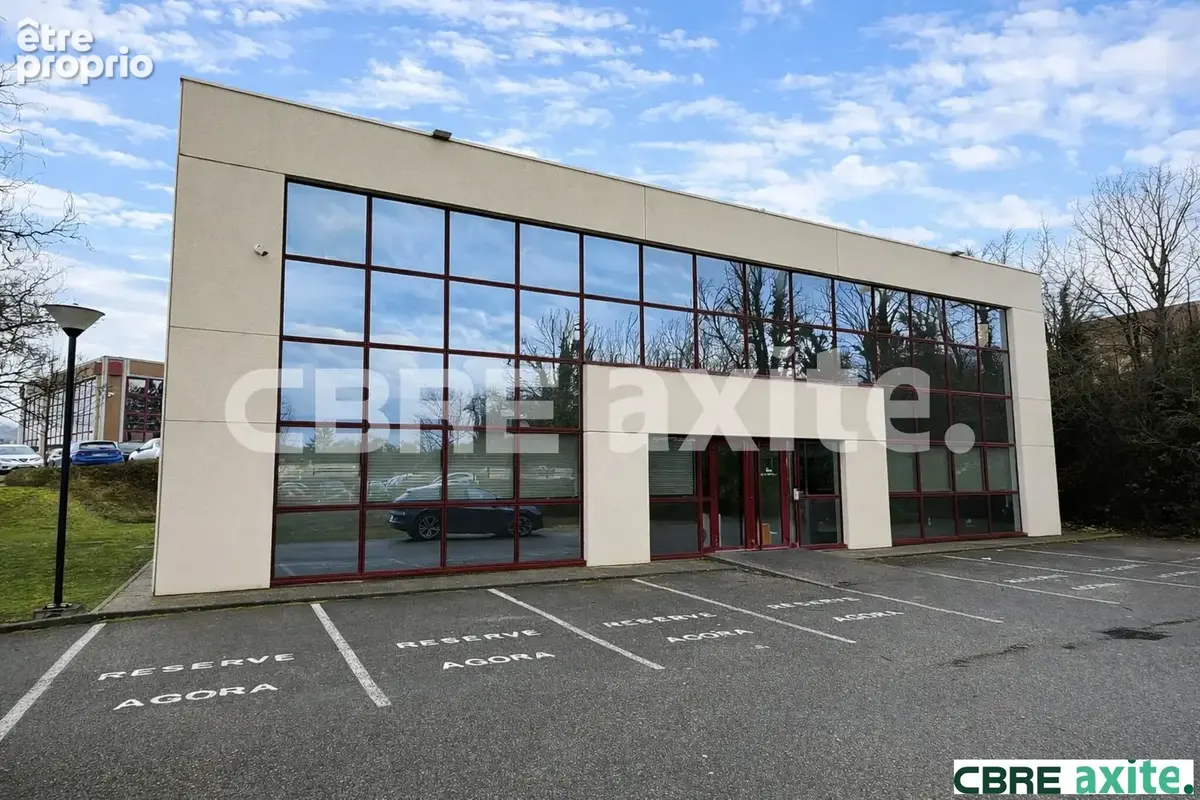 Photo Commerce à L'isle-D'abeau au prix de 538 500€