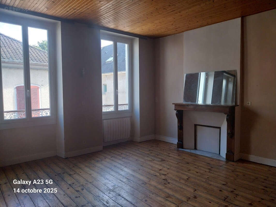 Appartement à NAY
