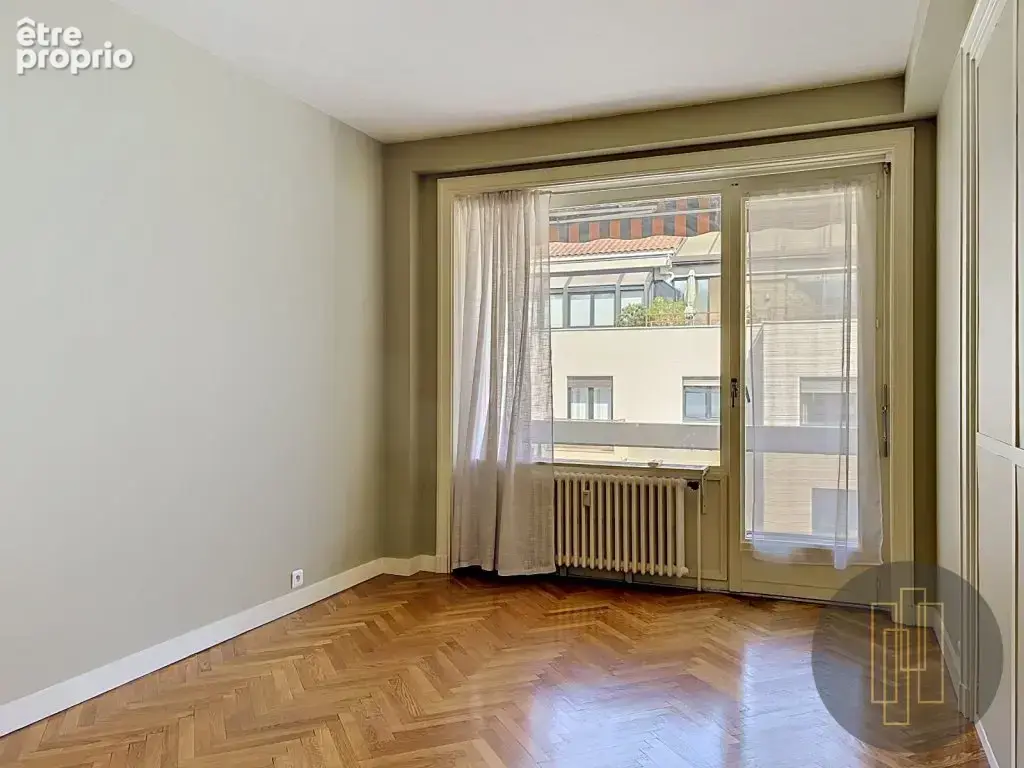 Au cœur de Lyon 6e - T3 au dernier étage avec balcons au sein d'une résidence recherchée - photo 5