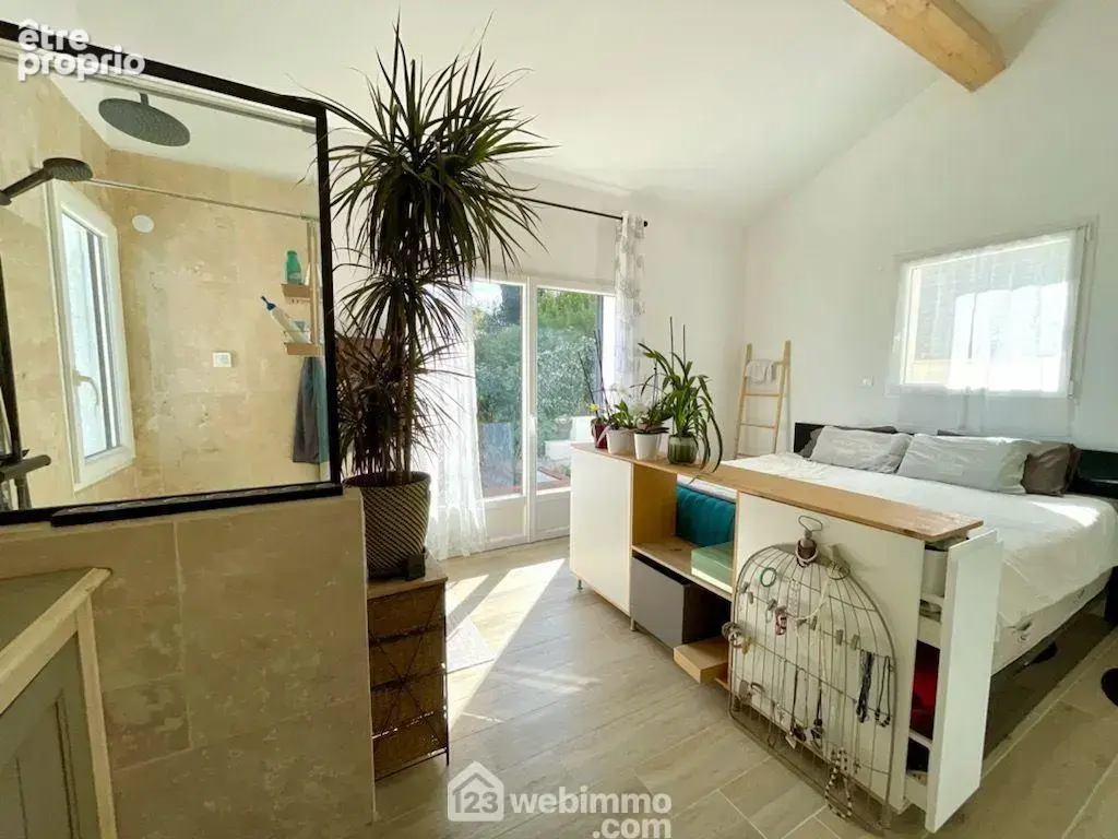 Suite parentale, douche à l'italienne, dressing et balcon, vue mer.