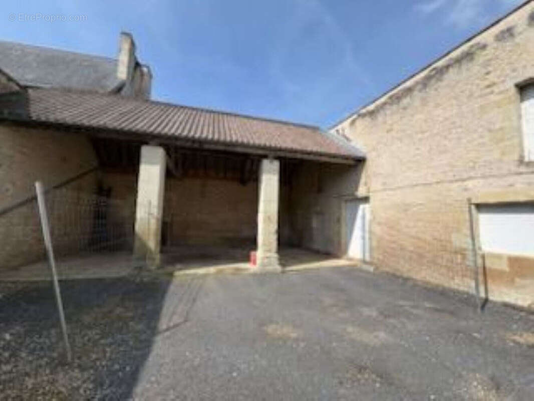 Maison à VENDEUVRE-DU-POITOU