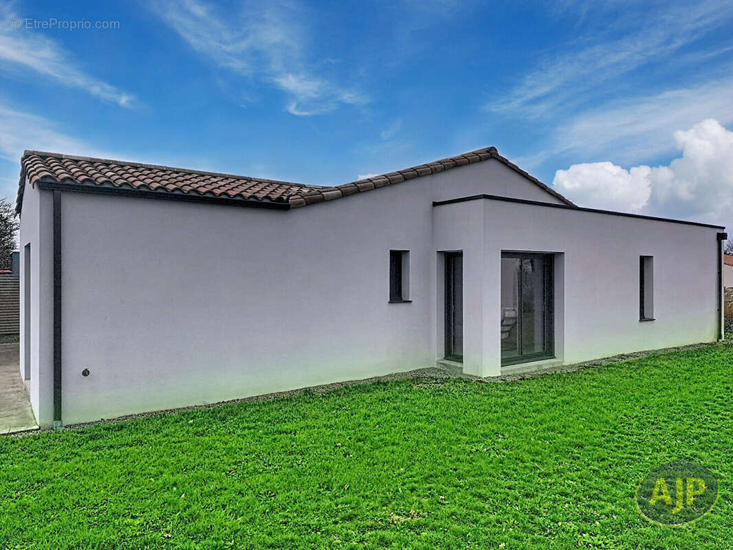 Maison à CUGAND