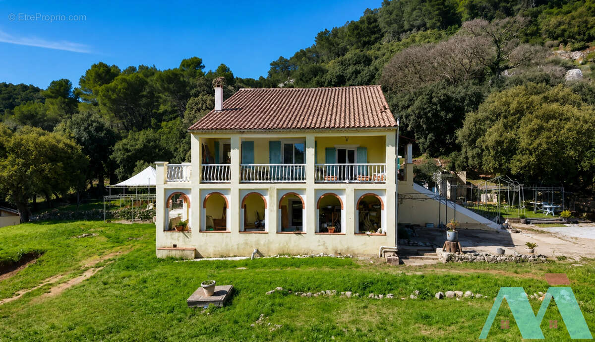 Propriété 11 pièces 390m2 sur terrain de 7000m2 - photo 3