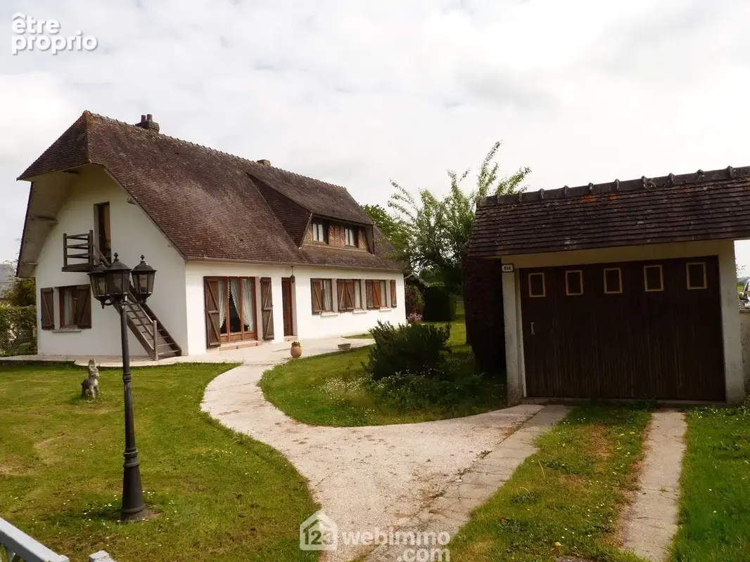 Situé sur la commune paisible et animée de Fontaine Le Bourg, pavillon avec dépendances.