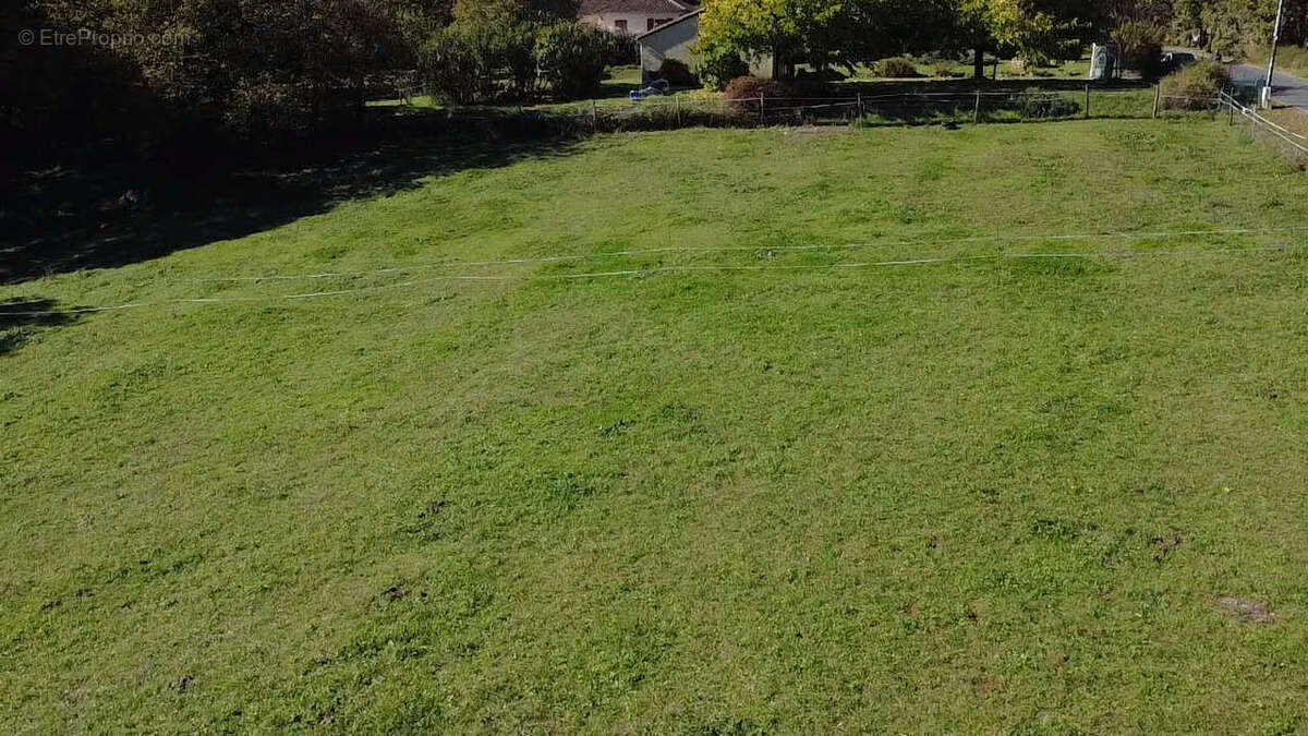 Terrain à TERRASSON-LAVILLEDIEU