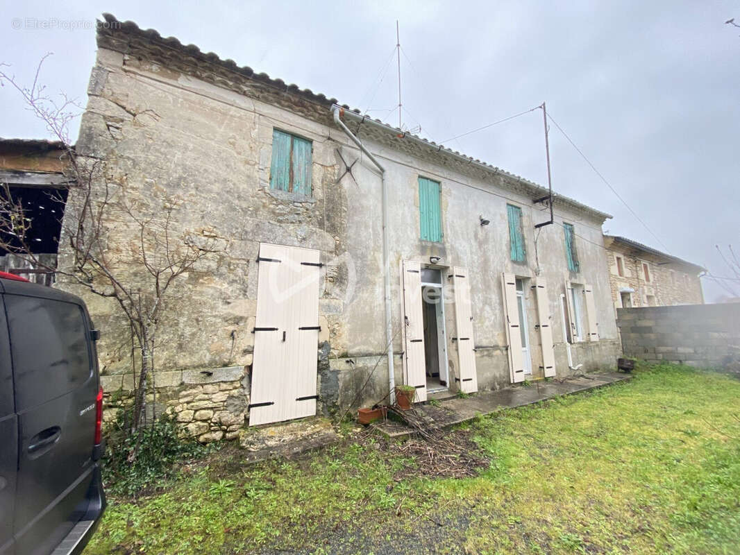 Maison à CAMPUGNAN