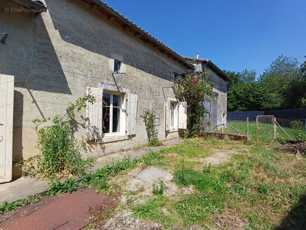 Maison à LES ADJOTS