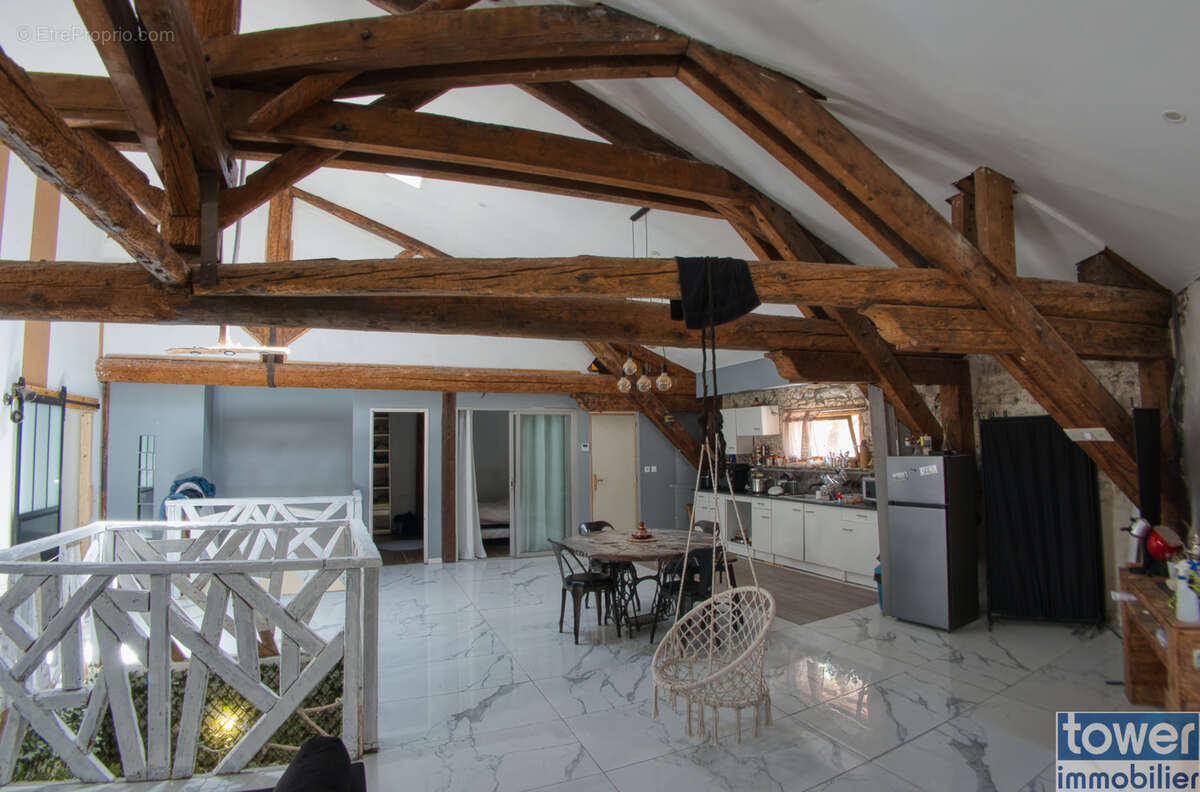 Maison en pierre intégralement restaurée - 166 m2 - 5 pièces + soub. aménagé 162 m2 - Jardinet + Terrasse - photo 2
