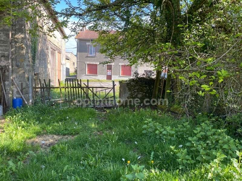 Maison à BERSAC-SUR-RIVALIER