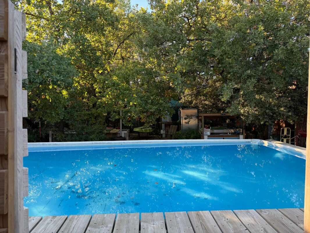 Commerce à PERNES-LES-FONTAINES