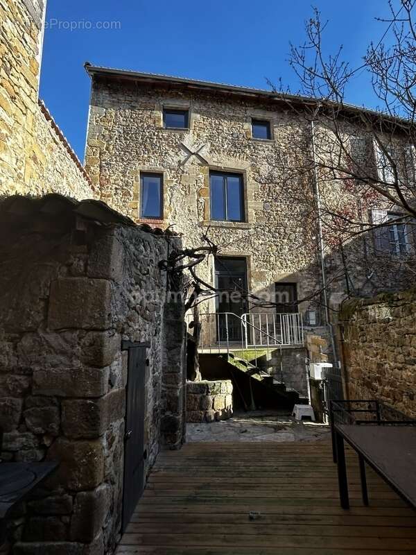 Maison à VIC-LE-COMTE