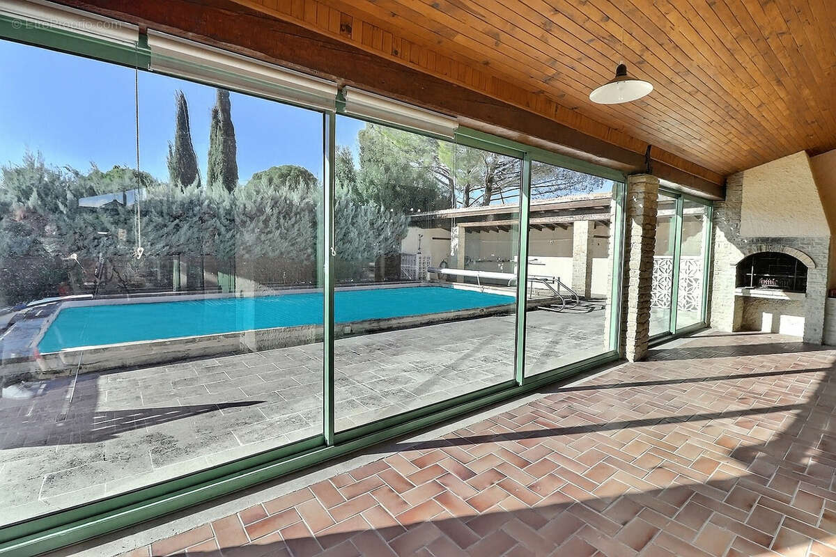 Maison à ENTRAIGUES-SUR-LA-SORGUE