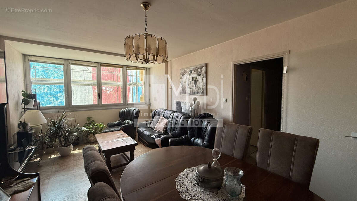 Appartement à PERONNAS