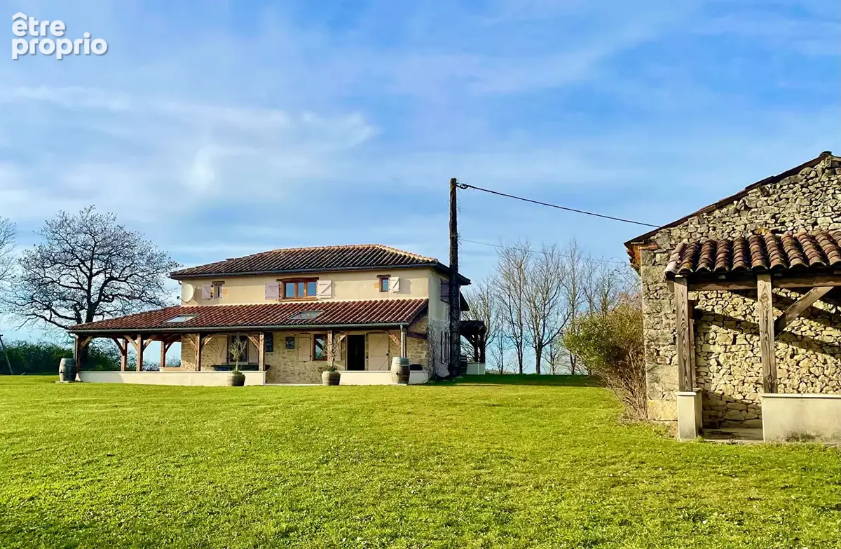 LOT-proche PUY L'EVEQUE  (130m2), Une maison en pierre rénovée offrant une vue panoramique, un terrain de 1,79 hectare, une pisc - photo 16