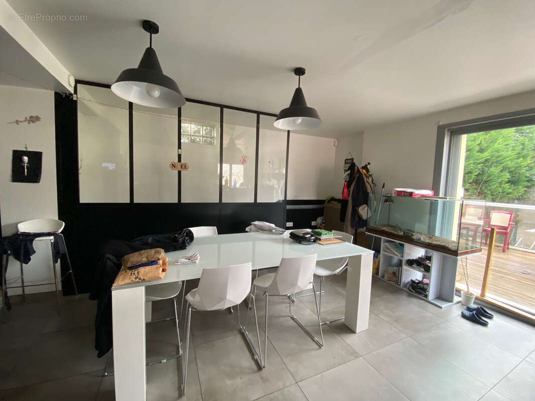 Commerce à SAINT-GENIS-LAVAL