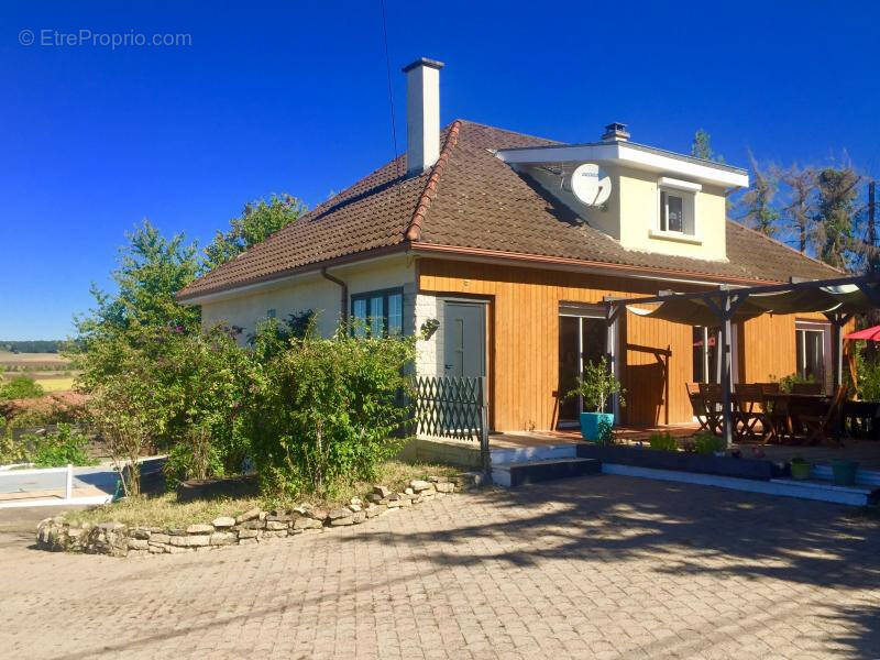 Maison à VILLENEUVE-LES-CERFS