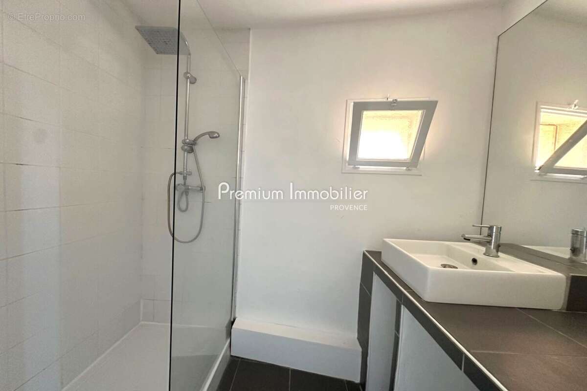 Appartement à LE PUY-SAINTE-REPARADE