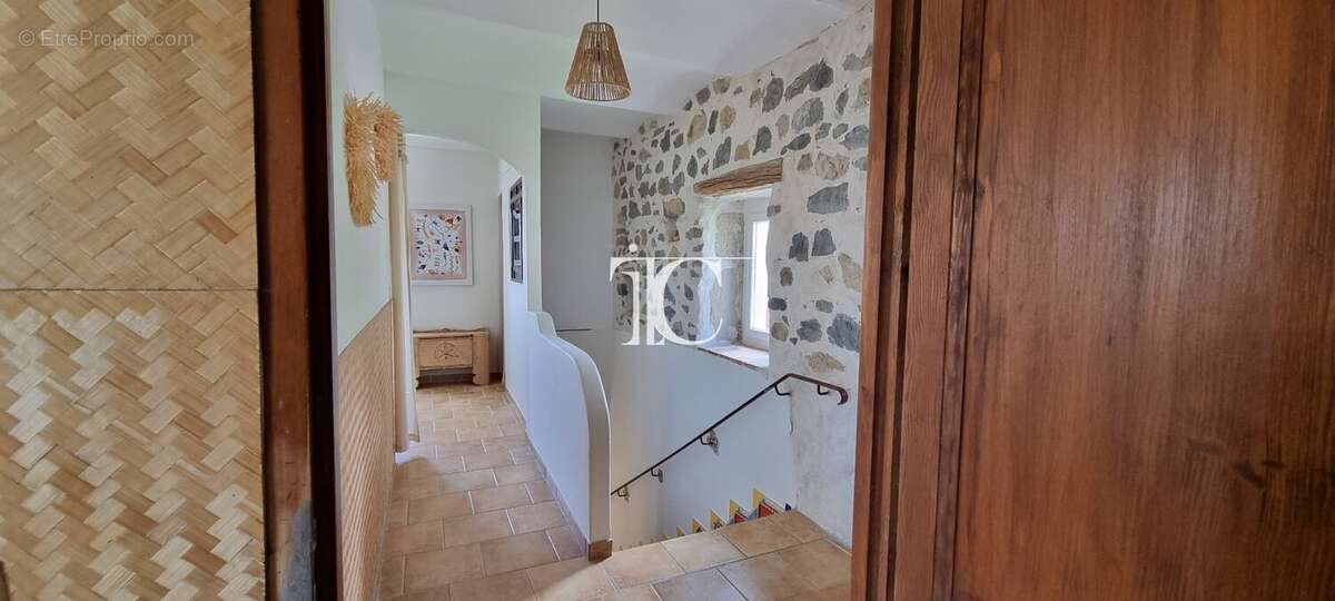 Propriété de caractère composée de trois logements indépendants avec piscine et potentiel de développement - photo 13