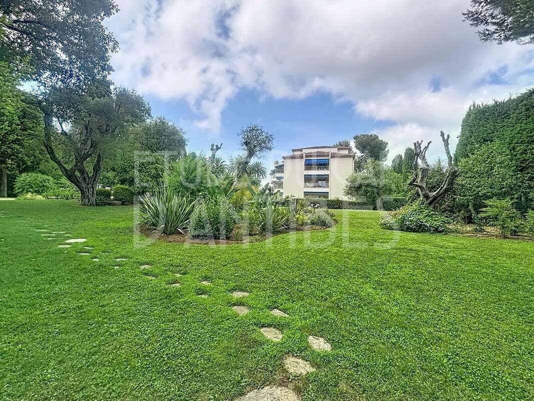 Appartement de standing dans résidence avec piscine. 2 chambres - 2 bains. Orée du Cap d'Antibes - photo 17