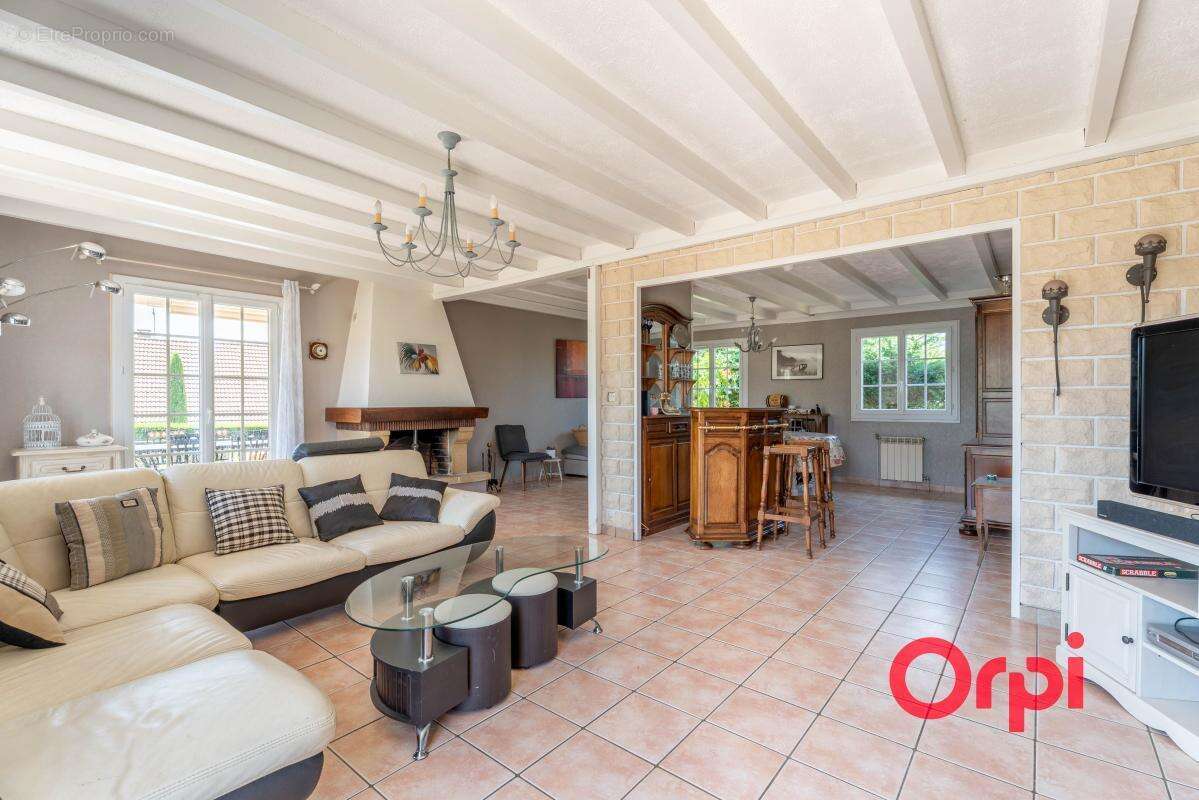 Maison familiale de 131 m² avec piscine, bureau et sous-sol complet - photo 5