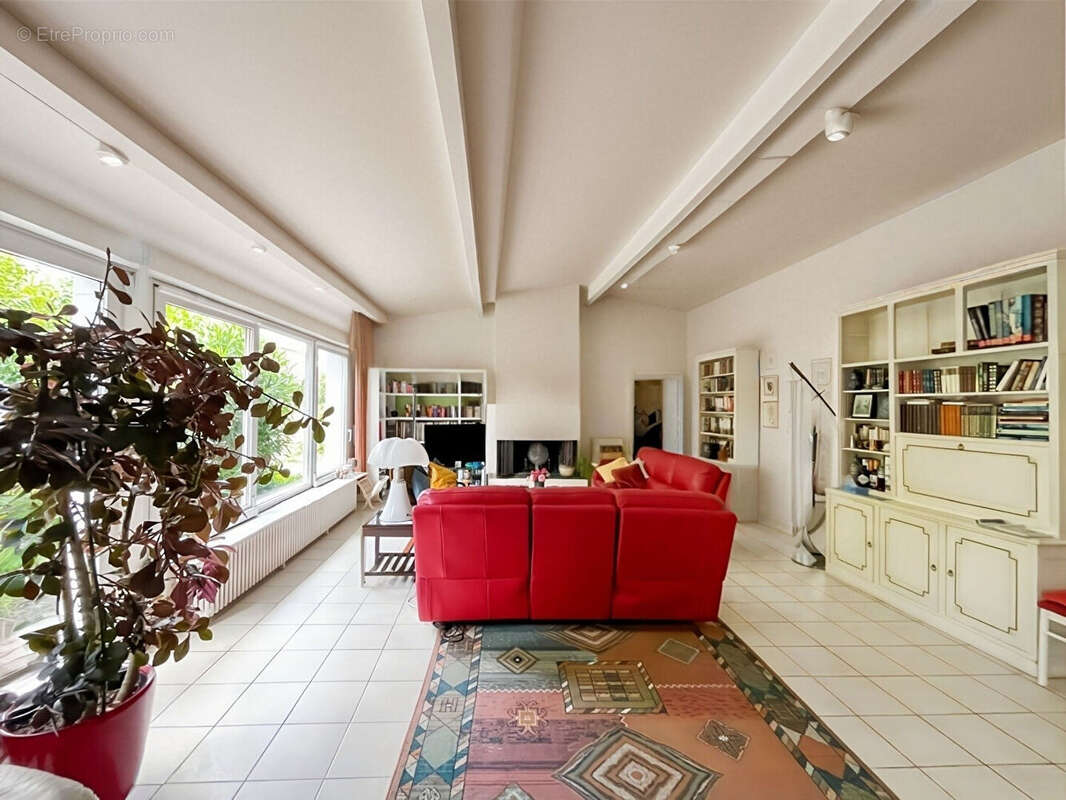 MAISON FAMILIALE 5 Chambres Terrain 686m² - photo 2