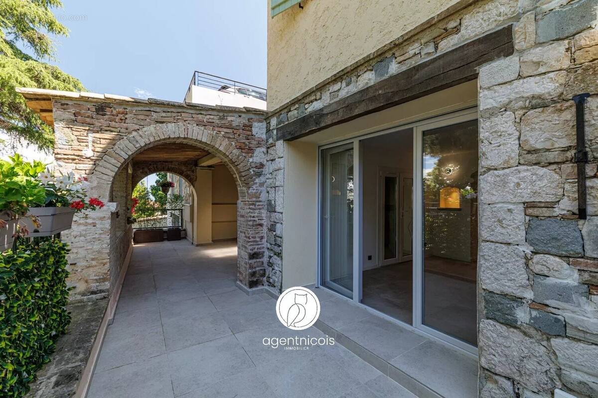 Appartement à SAINT-LAURENT-DU-VAR