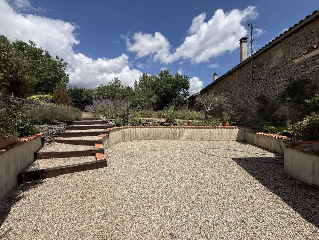 Charmante propriété en pierre de 3 chambres entre Ruffec et Verteuil - photo 2