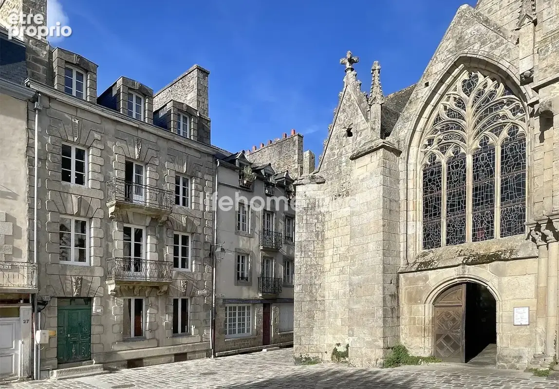 Un immeuble début XXe siècle,  de la basilique Saint-Sauveur